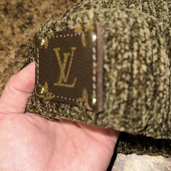 Olive green toboggan with LV accent! - Picture 4 of 4